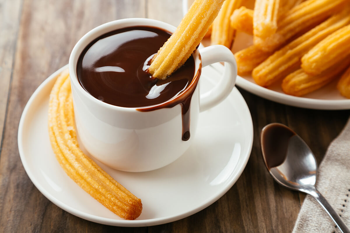 Churros recién hechos con chocolate caliente en Churrería y Chocolatería Marga