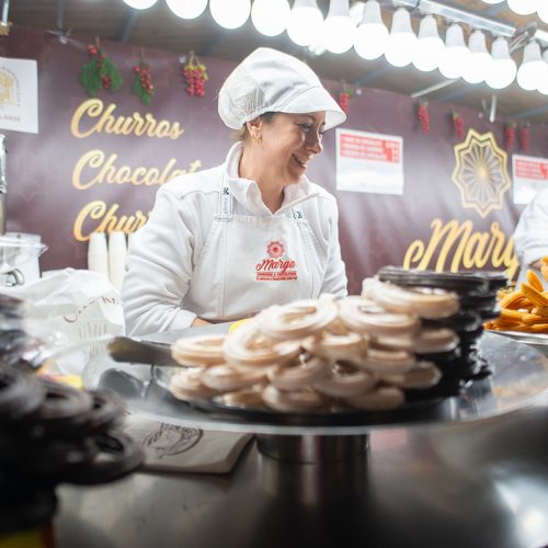Puesto de Churrería Marga en el mercado de Navidad de Valladolid con churros y dulces