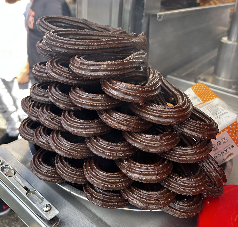 Montaña de churros de chocolate artesanos recién hechos